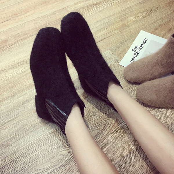 Cizme actuale de puf de damă în negru și maro