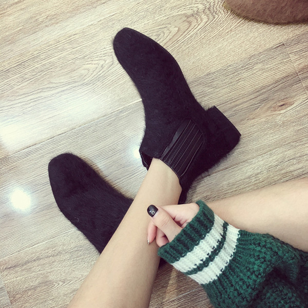 Cizme actuale de puf de damă în negru și maro