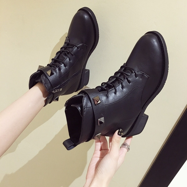 Μοντέρνα κυρίες από οικολογικό δέρμα με μεταλλικές καταπακτές σε μαύρο χρώμα