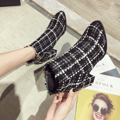 Aktuális női kockás csizma vastag sarkú fekete-fehér színben