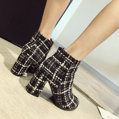 Aktuális női kockás csizma vastag sarkú fekete-fehér színben