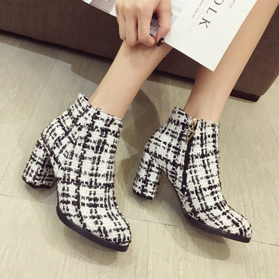Aktuális női kockás csizma vastag sarkú fekete-fehér színben