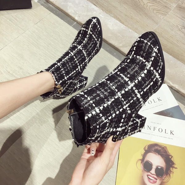 Aktuális női kockás csizma vastag sarkú fekete-fehér színben