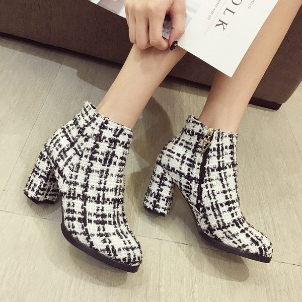 Aktuális női kockás csizma vastag sarkú fekete-fehér színben