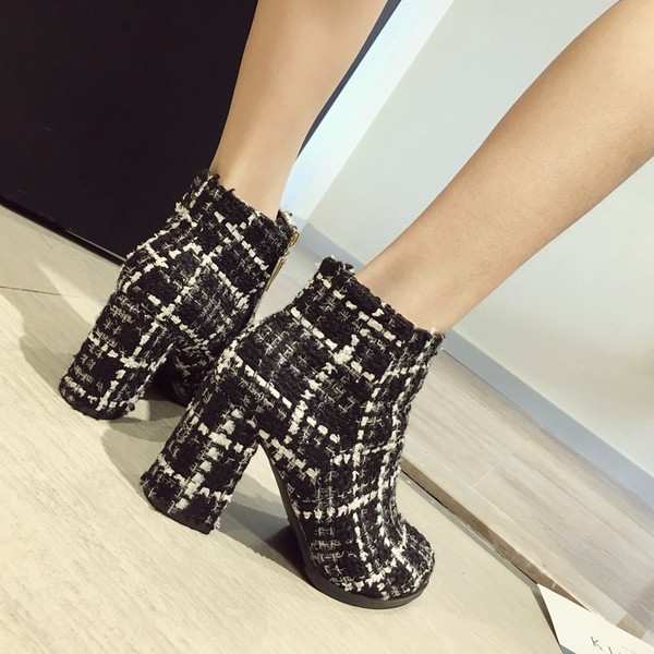 Aktuális női kockás csizma vastag sarkú fekete-fehér színben
