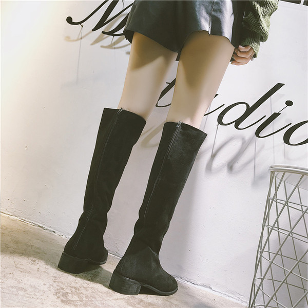 Öko velúrból készült modern női csizma két színben cipzárral