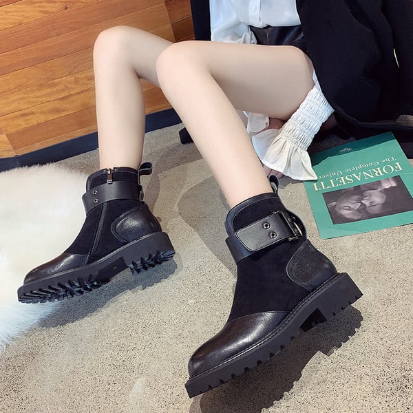 Modern női csizma fekete színben