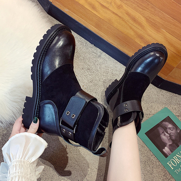 Modern női csizma fekete színben