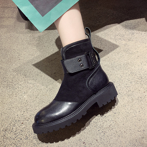 Modern női csizma fekete színben