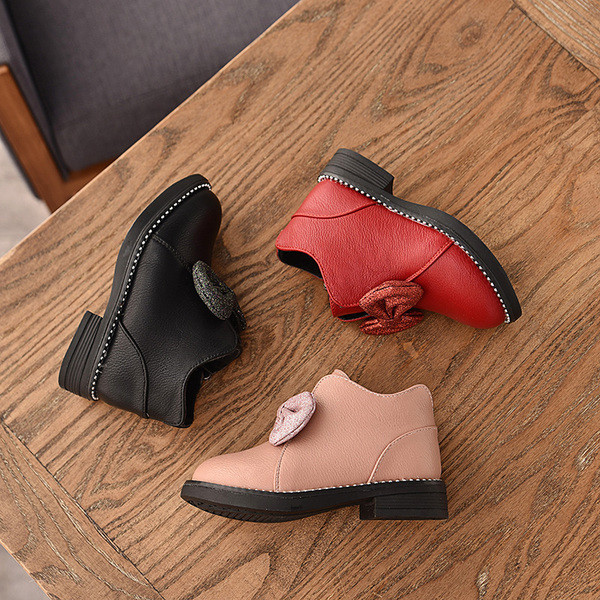 Modern gyerekcsizma három színű szalaggal