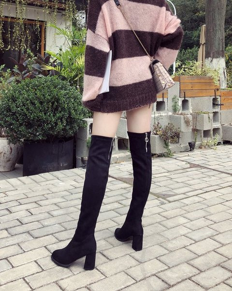 Stílusos női csizma hegyes modell eco bőrből fekete színben