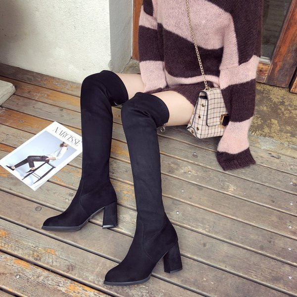 Stílusos női csizma hegyes modell eco bőrből fekete színben