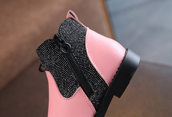 Rózsaszín, piros és fekete téli gyerekcsizma lányoknak