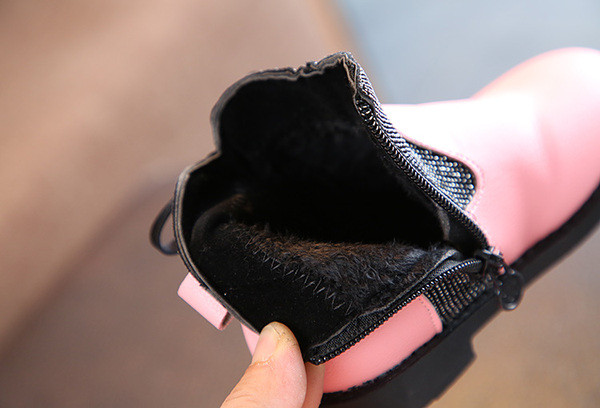 Rózsaszín, piros és fekete téli gyerekcsizma lányoknak