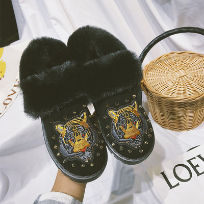 Cizme de dama calduroase cu puf, ochiuri metalice si broderie in negru