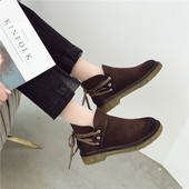 Alkalmi női csizma lapos talppal és fűzővel, két színben