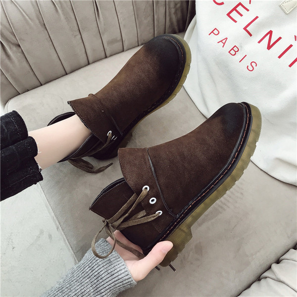 Alkalmi női csizma lapos talppal és fűzővel, két színben