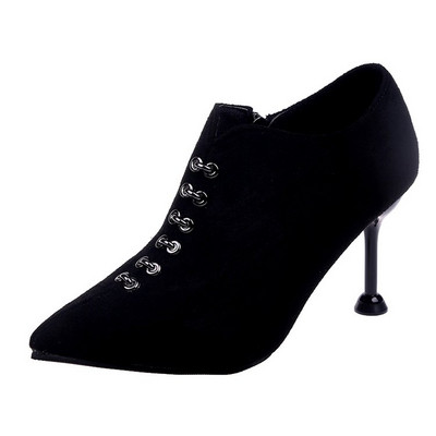 Λεπτή κυρίες και μεταλλικά στοιχεία σε μαύρο και καφέ χρώμα