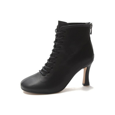 Modern női csizma magassarkúval és fűzős fekete és bézs színben