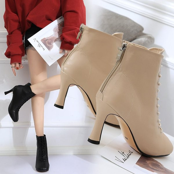 Modern női csizma magassarkúval és fűzős fekete és bézs színben