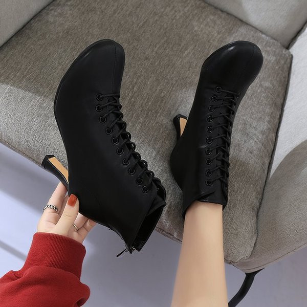 Modern női csizma magassarkúval és fűzős fekete és bézs színben