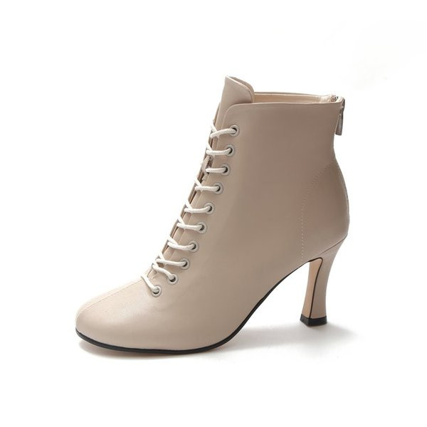 Modern női csizma magassarkúval és fűzős fekete és bézs színben