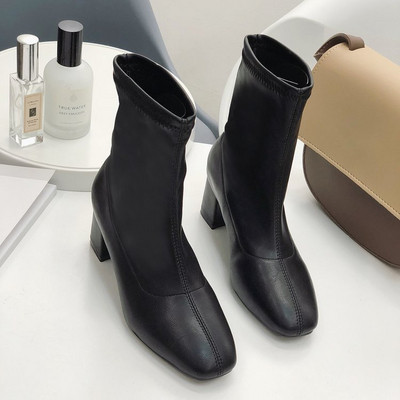 Model simplu de cizme de dama cu toc gros de culoare neagra - doua modele