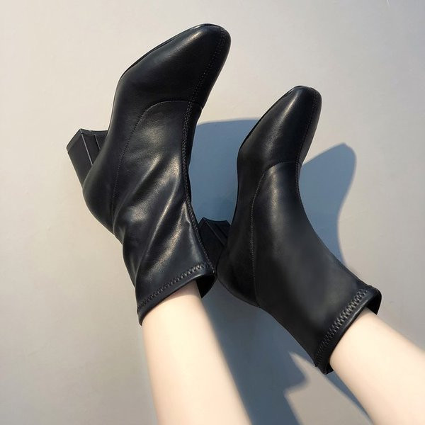 Model simplu de cizme de dama cu toc gros de culoare neagra - doua modele