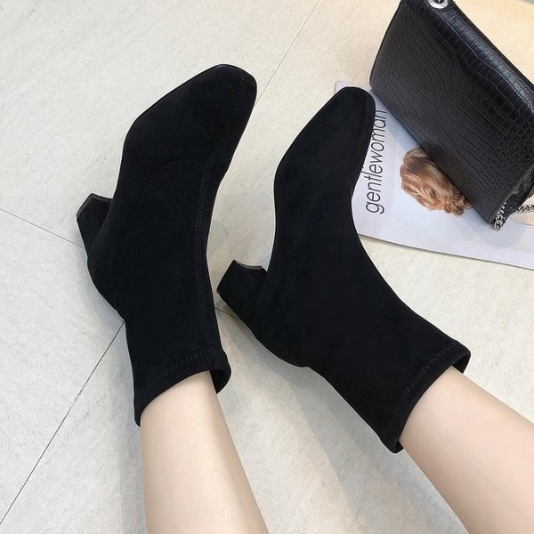 Model simplu de cizme de dama cu toc gros de culoare neagra - doua modele