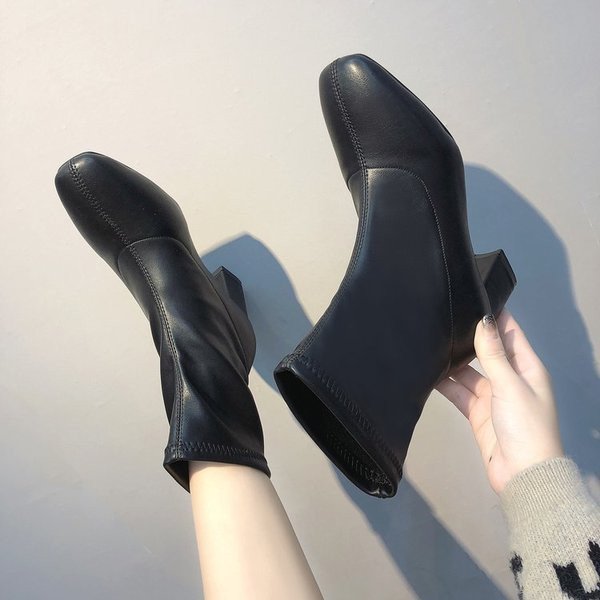 Model simplu de cizme de dama cu toc gros de culoare neagra - doua modele