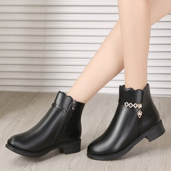 Öko bőrből készült női alkalmi csizma puha béléssel és fekete és barna díszítéssel