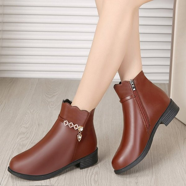 Öko bőrből készült női alkalmi csizma puha béléssel és fekete és barna díszítéssel