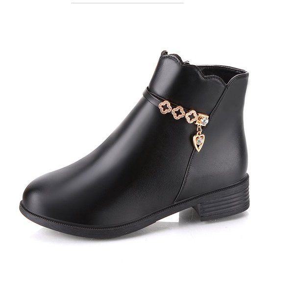 Öko bőrből készült női alkalmi csizma puha béléssel és fekete és barna díszítéssel