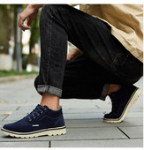 Modern férfi téli cipő eco velúrból, dombornyomott talppal