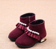 Öko velúrból készült modern gyerekcsizma fürtökkel és díszgyöngyökkel