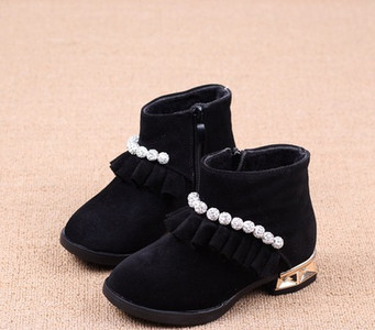 Öko velúrból készült modern gyerekcsizma fürtökkel és díszgyöngyökkel