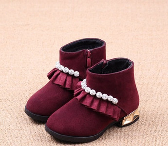 Öko velúrból készült modern gyerekcsizma fürtökkel és díszgyöngyökkel