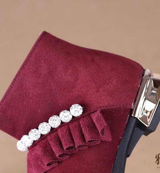 Öko velúrból készült modern gyerekcsizma fürtökkel és díszgyöngyökkel