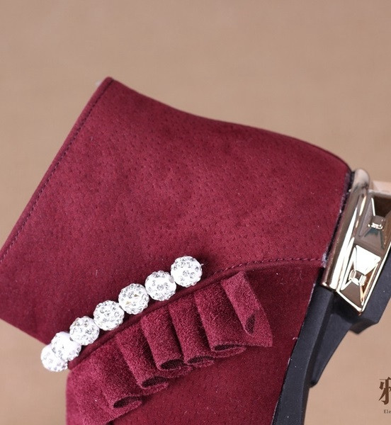 Öko velúrból készült modern gyerekcsizma fürtökkel és díszgyöngyökkel