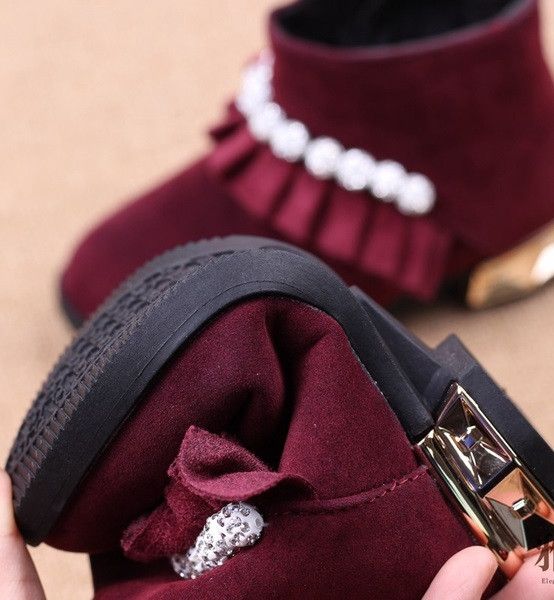 Öko velúrból készült modern gyerekcsizma fürtökkel és díszgyöngyökkel