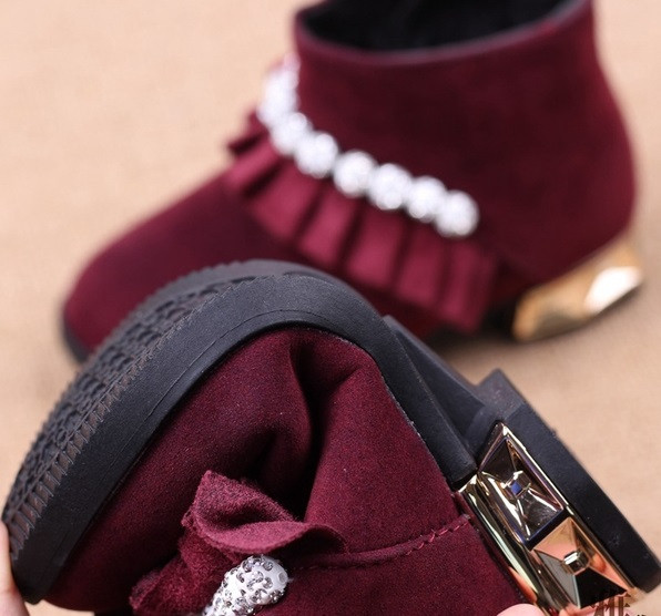 Öko velúrból készült modern gyerekcsizma fürtökkel és díszgyöngyökkel