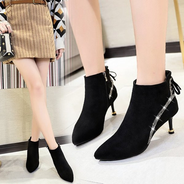 Öko velúrból készült női csizma vékony sarokkal és kövekkel, két színben