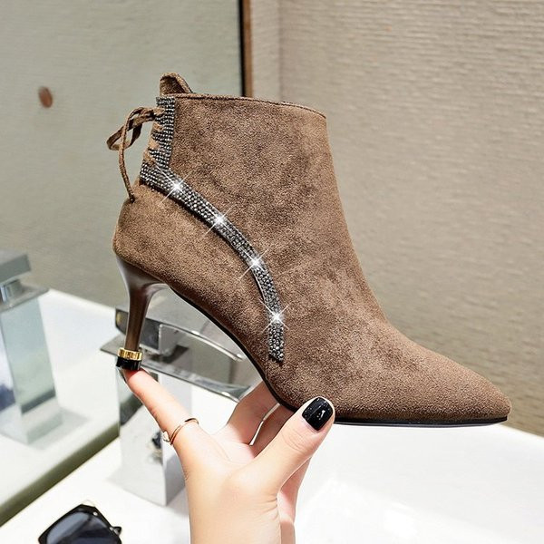 Öko velúrból készült női csizma vékony sarokkal és kövekkel, két színben