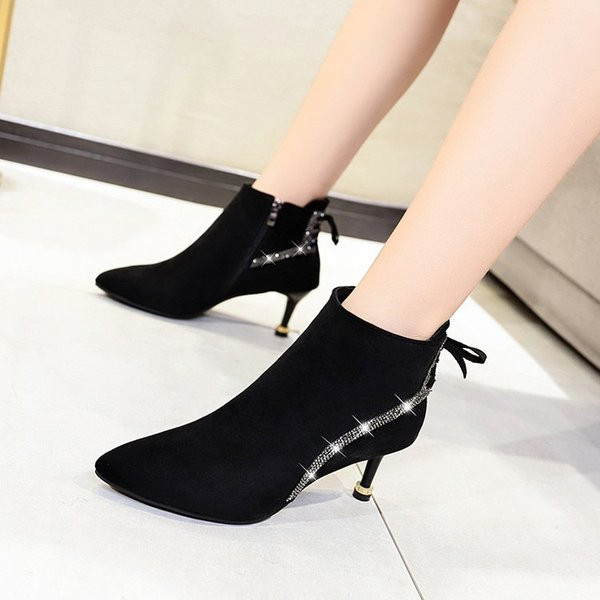 Öko velúrból készült női csizma vékony sarokkal és kövekkel, két színben