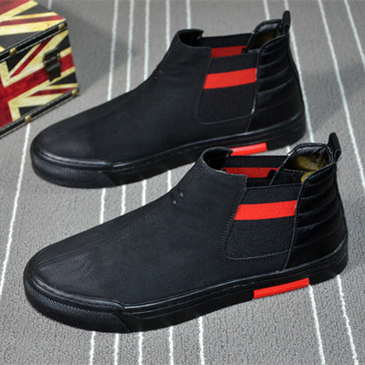 Απλές αρσενικές μπότες σε μαύρο χρώμα με κόκκινες λωρίδες