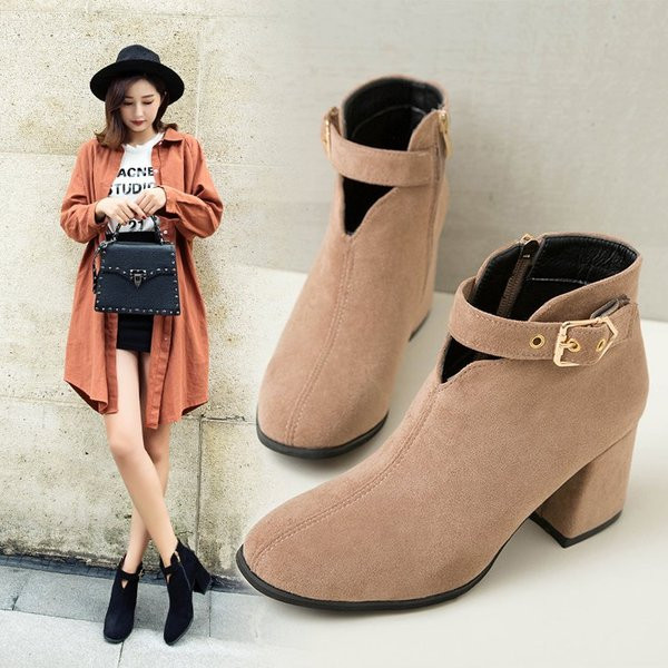 Stílusos női csizma öko velúrból, fém csattal két színben