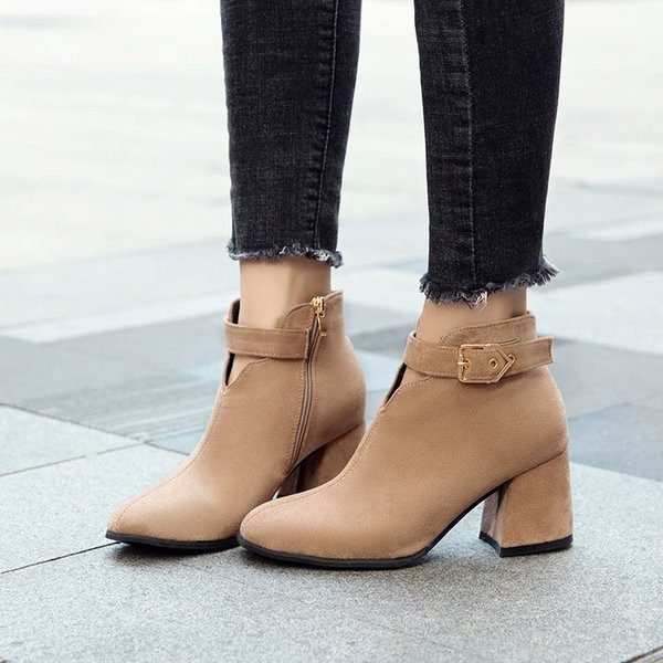 Stílusos női csizma öko velúrból, fém csattal két színben