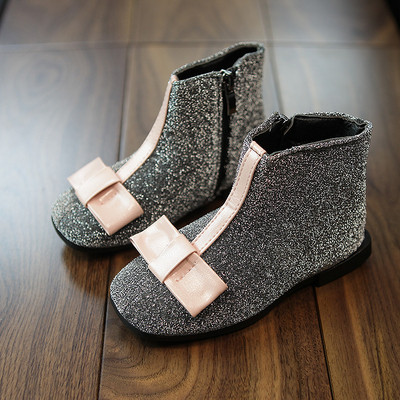 Stílusos gyerekcsizma fekete és ezüst színben, szalagdíszítéssel