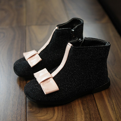 Stílusos gyerekcsizma fekete és ezüst színben, szalagdíszítéssel