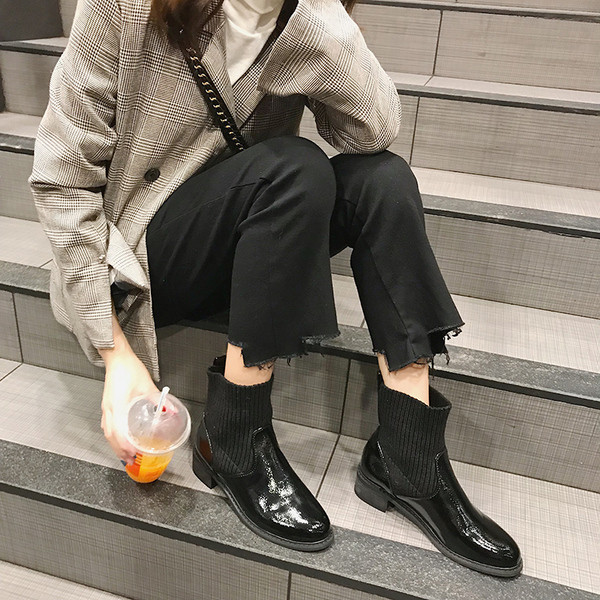 Modern női csizma fekete színben - két modell